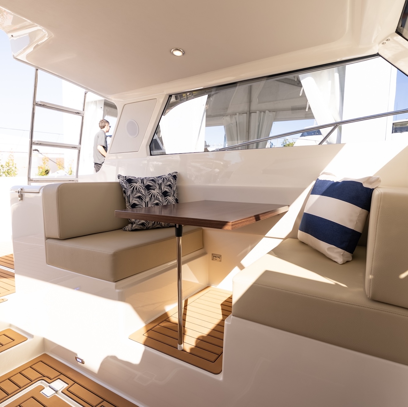Caribbean-27F-saloon-mobile